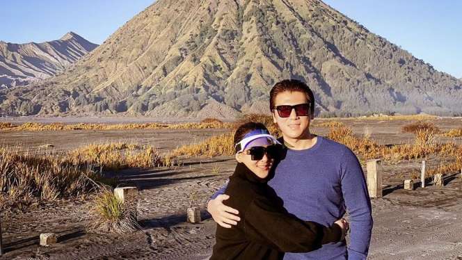 Mengintip Serunya Liburan Syahrini dan Reino Barack di Bromo
