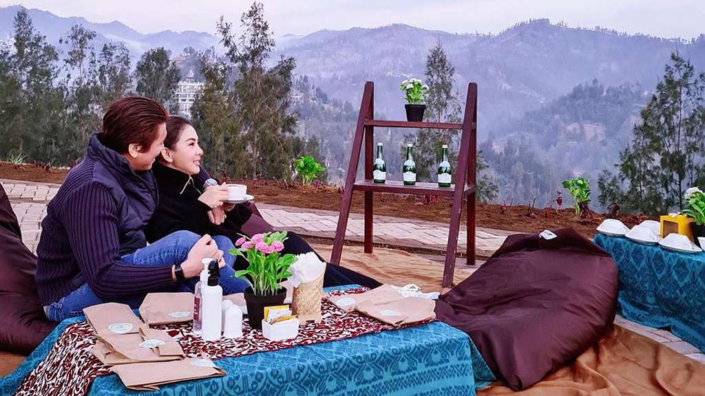 Mengintip Serunya Liburan Syahrini dan Reino Barack di Bromo