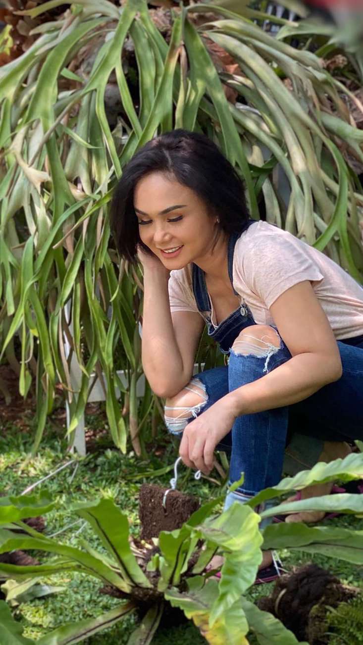 5 Gaya Yuni Shara Berkebun, dari Dasteran hingga Jeans Sobek