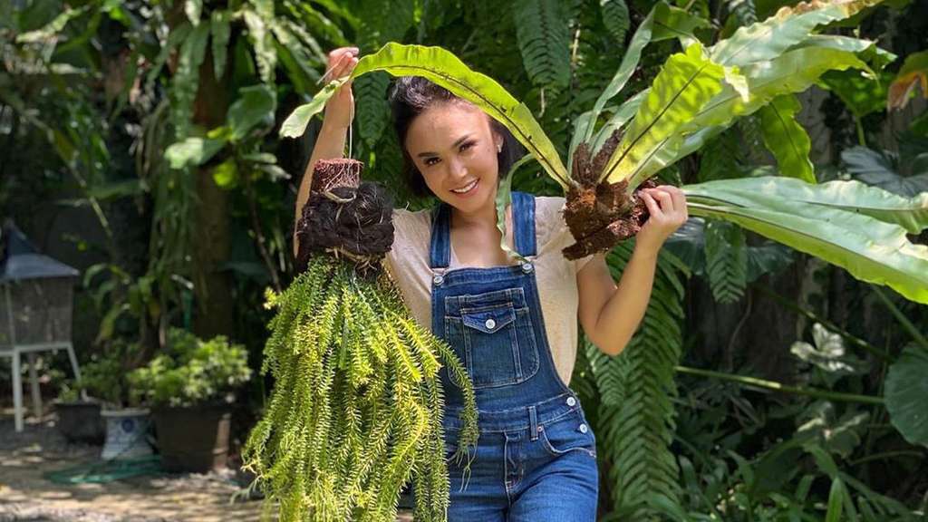 5 Gaya Yuni Shara Berkebun, dari Dasteran hingga Jeans Sobek