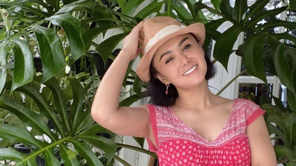 5 Gaya Yuni Shara Berkebun, dari Dasteran hingga Jeans Sobek