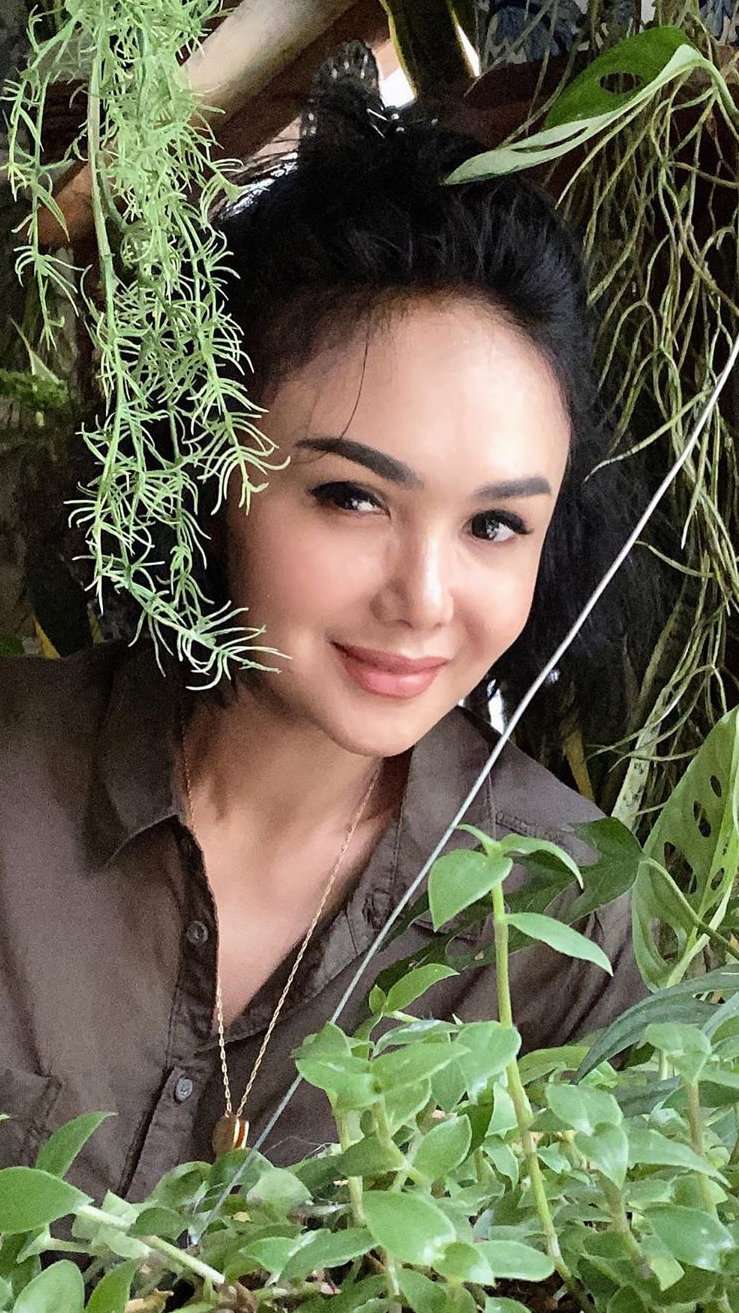 5 Gaya Yuni Shara Berkebun, dari Dasteran hingga Jeans Sobek