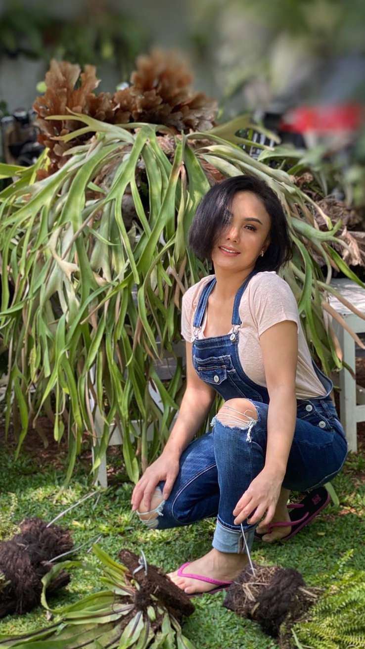 5 Gaya Yuni Shara Berkebun, dari Dasteran hingga Jeans Sobek