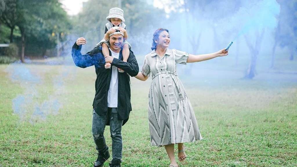 5 Potret Gaya Gender Reveal Chelsea Olivia, Penuh Kebahagiaan!
