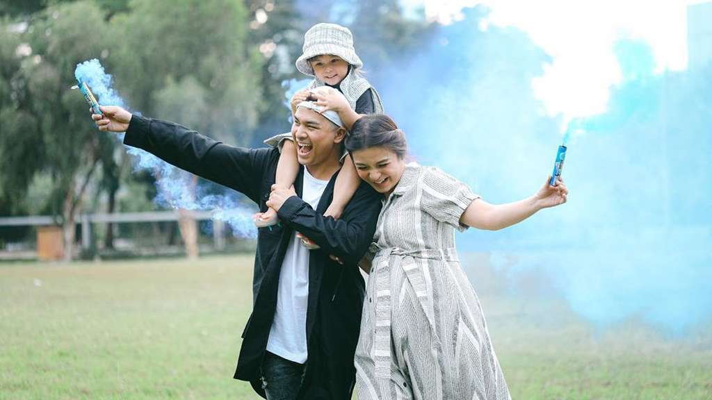 5 Potret Gaya Gender Reveal Chelsea Olivia, Penuh Kebahagiaan!