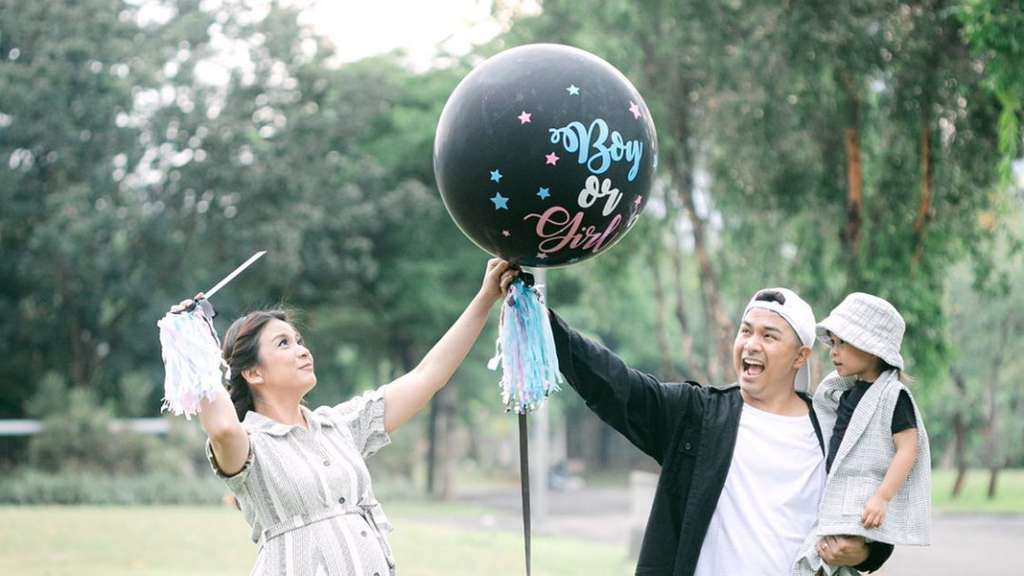 5 Potret Gaya Gender Reveal Chelsea Olivia, Penuh Kebahagiaan!
