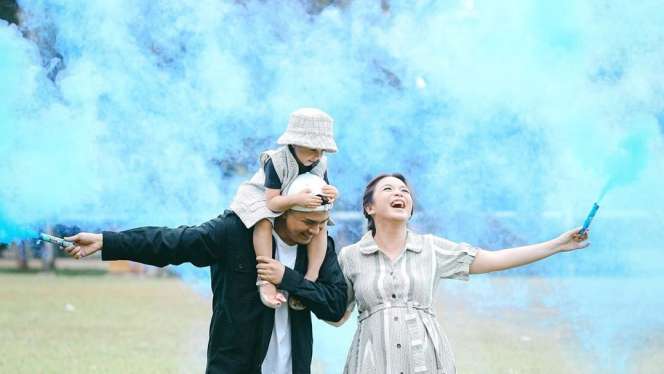 5 Potret Gaya Gender Reveal Chelsea Olivia, Penuh Kebahagiaan!