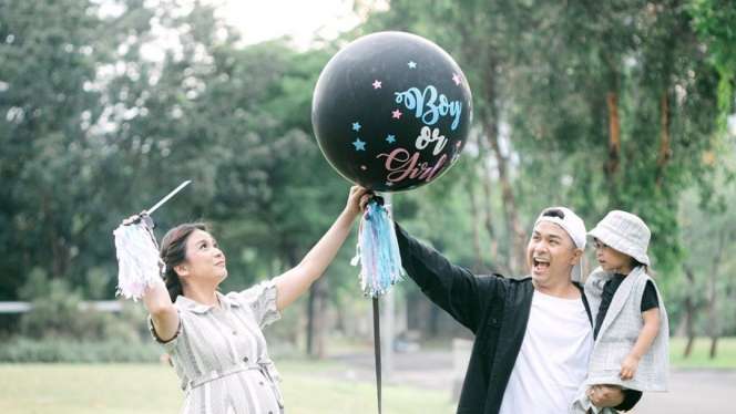 5 Potret Gaya Gender Reveal Chelsea Olivia, Penuh Kebahagiaan!