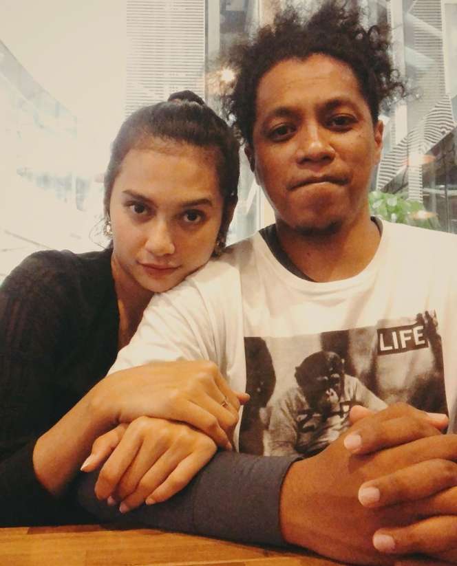 Sempat Tak Direstui, 5 Momen Mesra Arie & Indah Permatasari