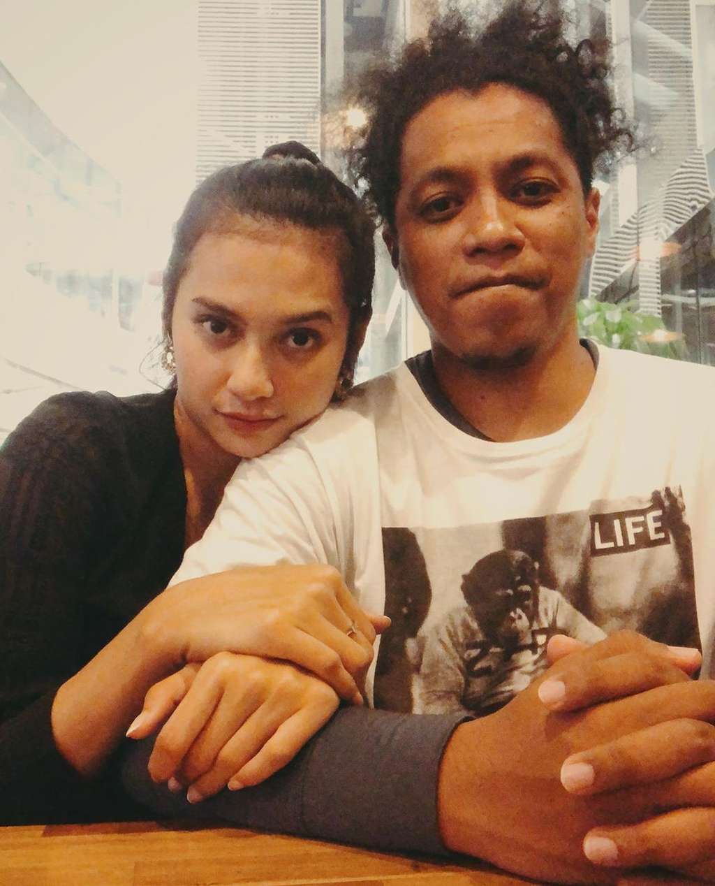 Sempat Tak Direstui, 5 Momen Mesra Arie & Indah Permatasari