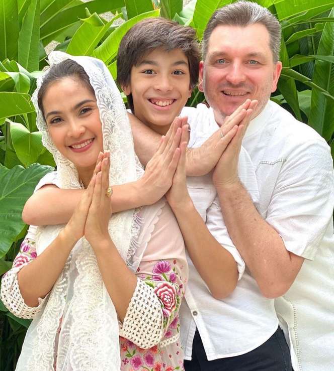 Anniversary Ke-19, Ini 5 Momen Mesra Maudy Koesnaedi & Suami