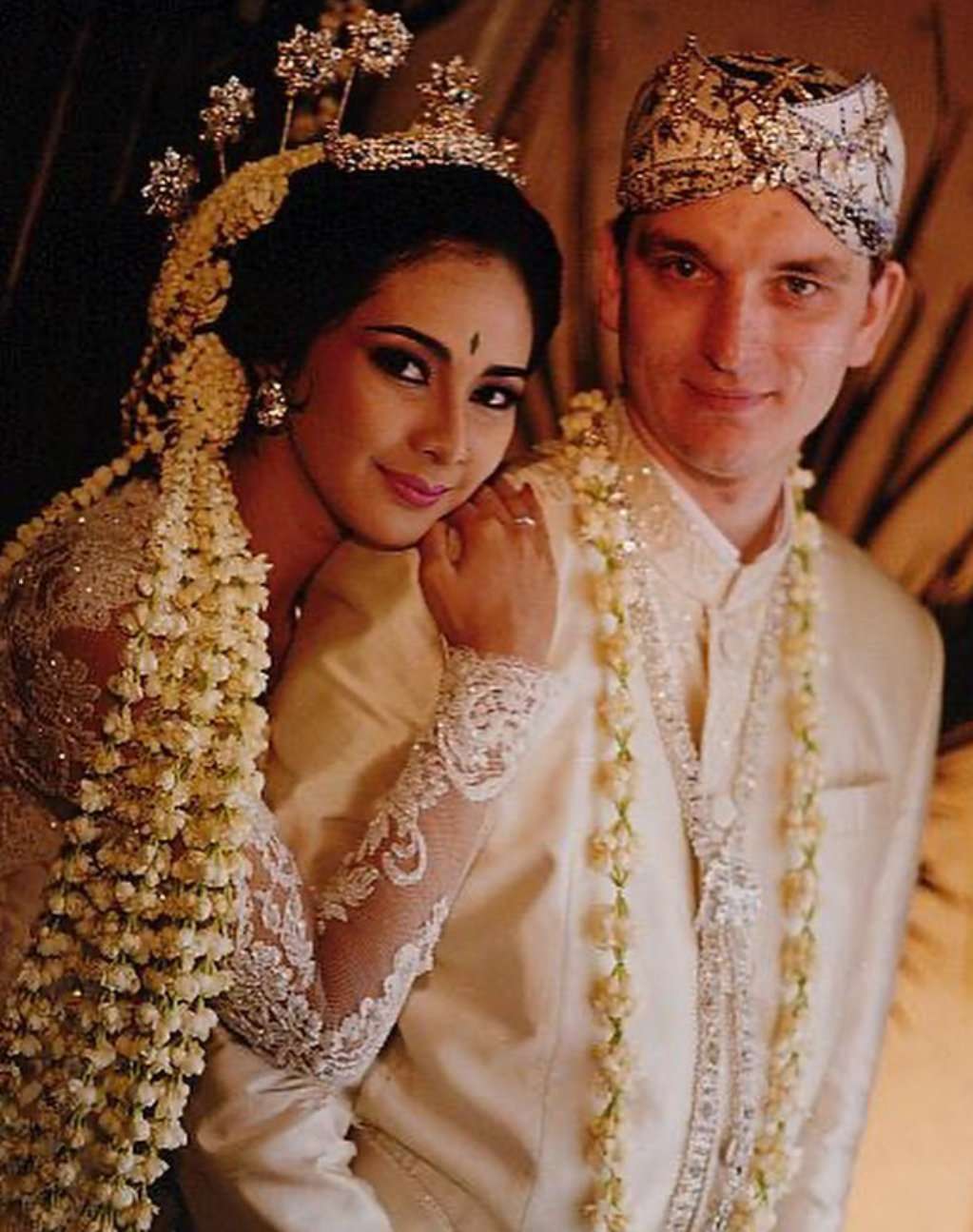 Anniversary Ke-19, Ini 5 Momen Mesra Maudy Koesnaedi & Suami