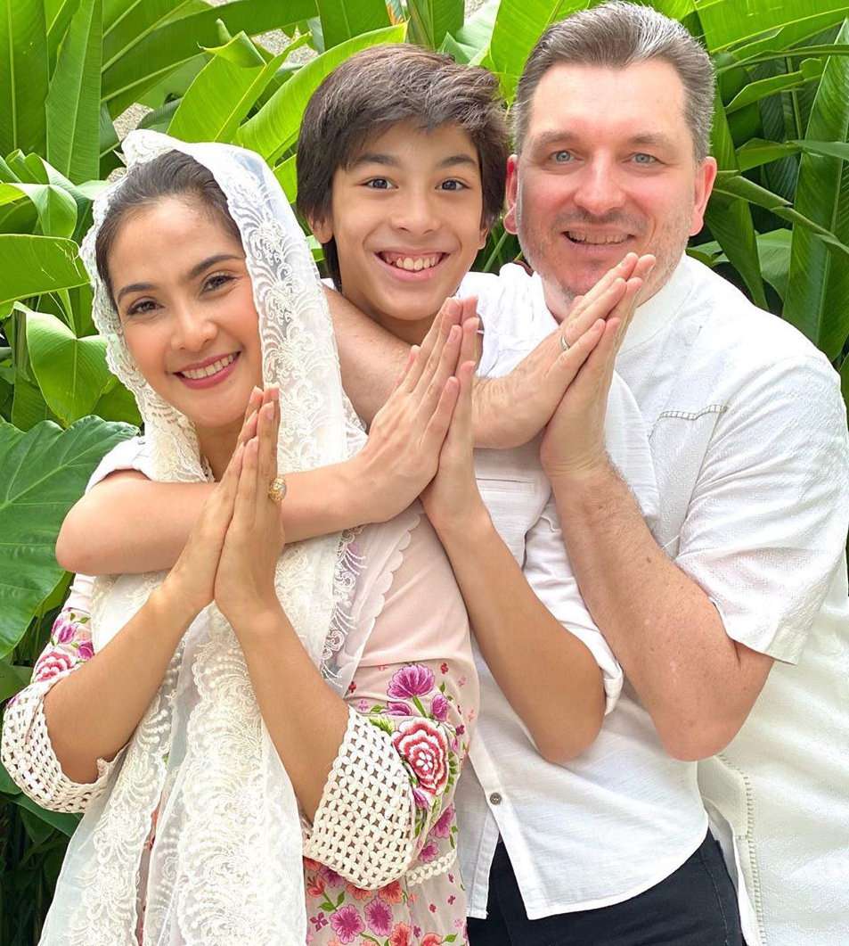 Anniversary Ke-19, Ini 5 Momen Mesra Maudy Koesnaedi & Suami