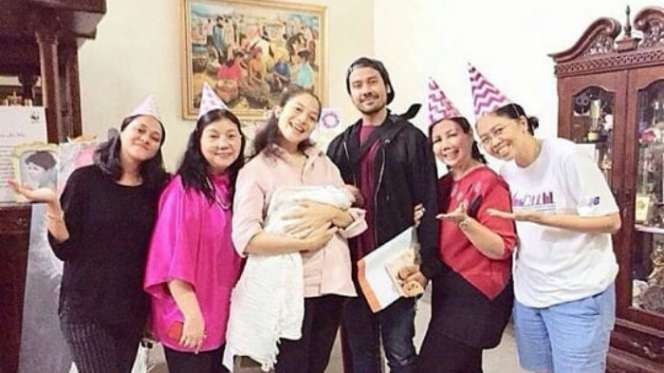 Potret 5 Momen Perayaan 5 Seleb Usai Melahirkan, Meriah!