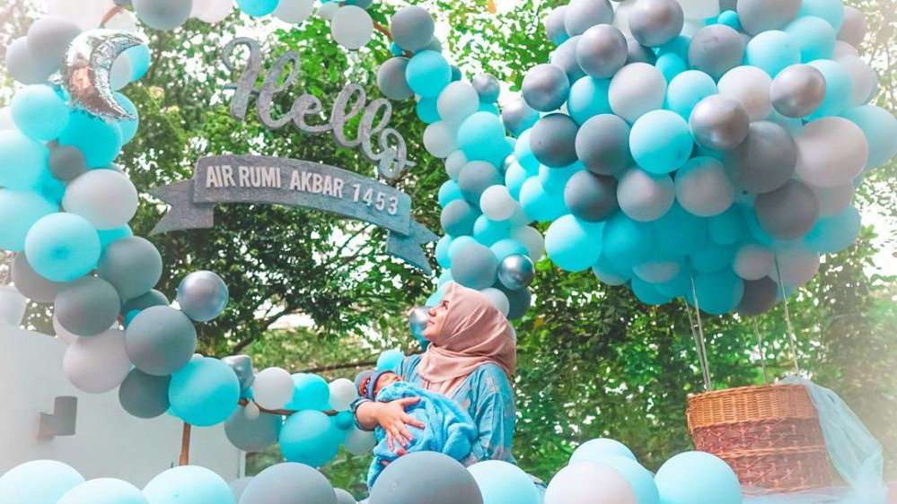 Potret 5 Momen Perayaan 5 Seleb Usai Melahirkan, Meriah!