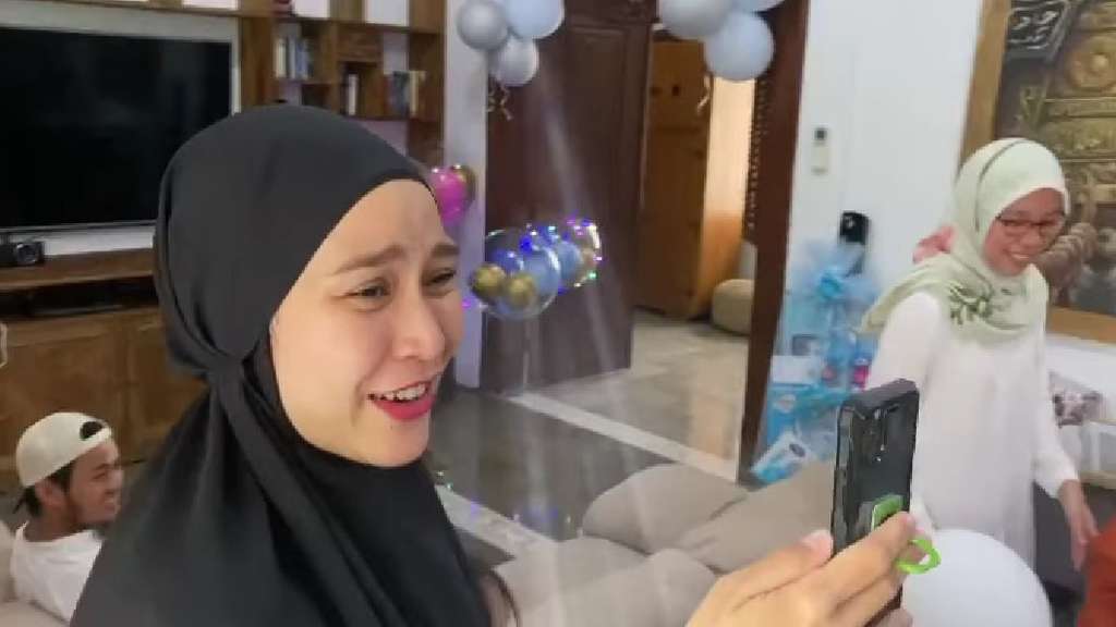 Potret 5 Momen Perayaan 5 Seleb Usai Melahirkan, Meriah!