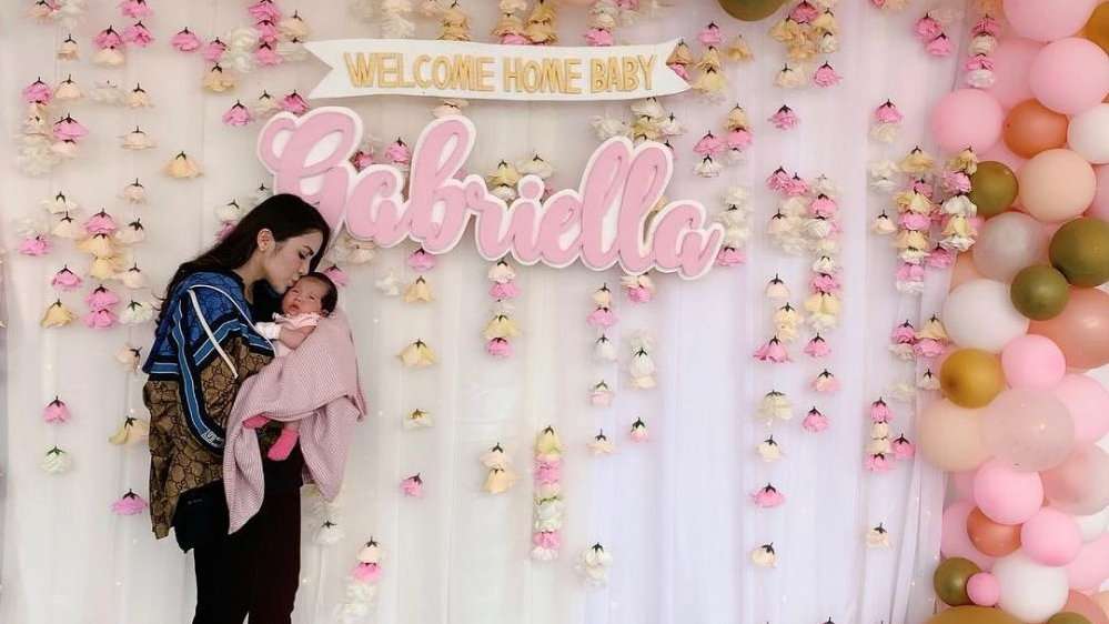 Potret 5 Momen Perayaan 5 Seleb Usai Melahirkan, Meriah!