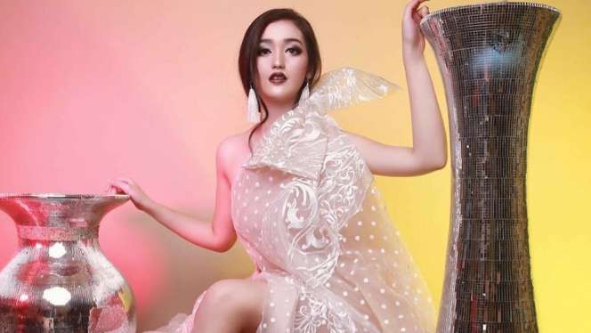 5 Gaya Pemotretan Ranty Maria, Cantiknya Nggak Ada Obat!