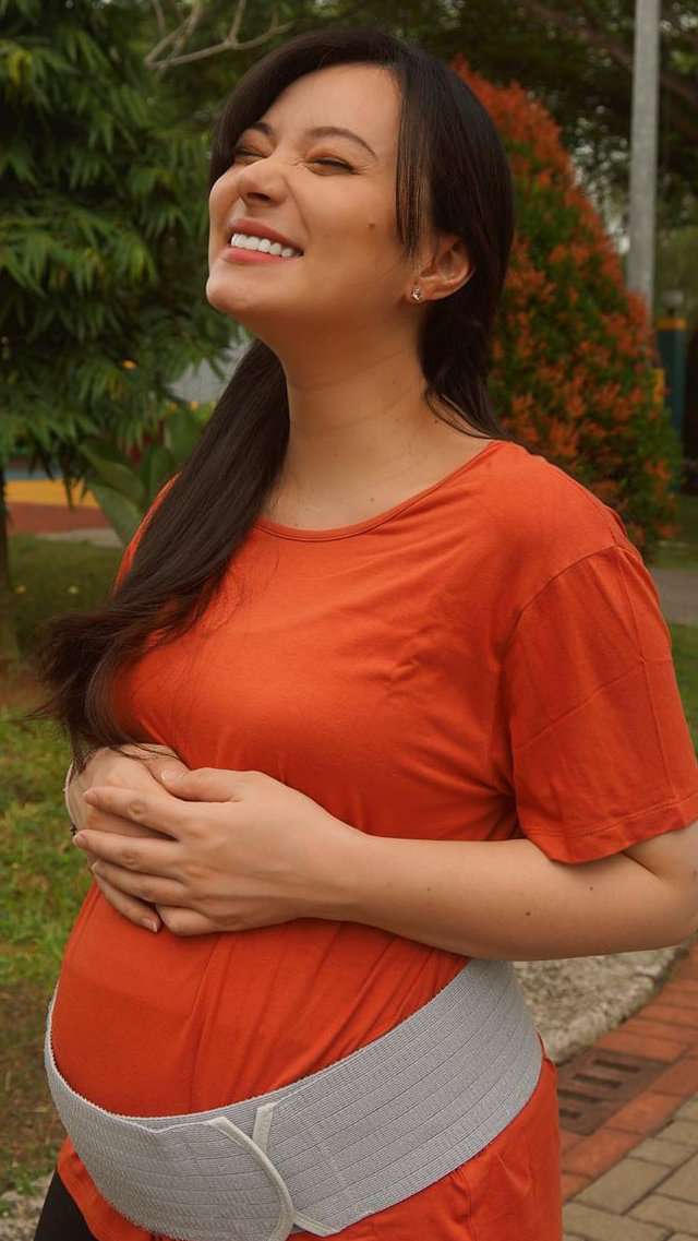 Potret Gaya Asmirandah Nyaman Pakai Baju Suami di Usia 7 Bulan