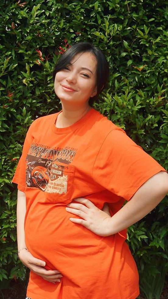 Potret Gaya Asmirandah Nyaman Pakai Baju Suami di Usia 7 Bulan