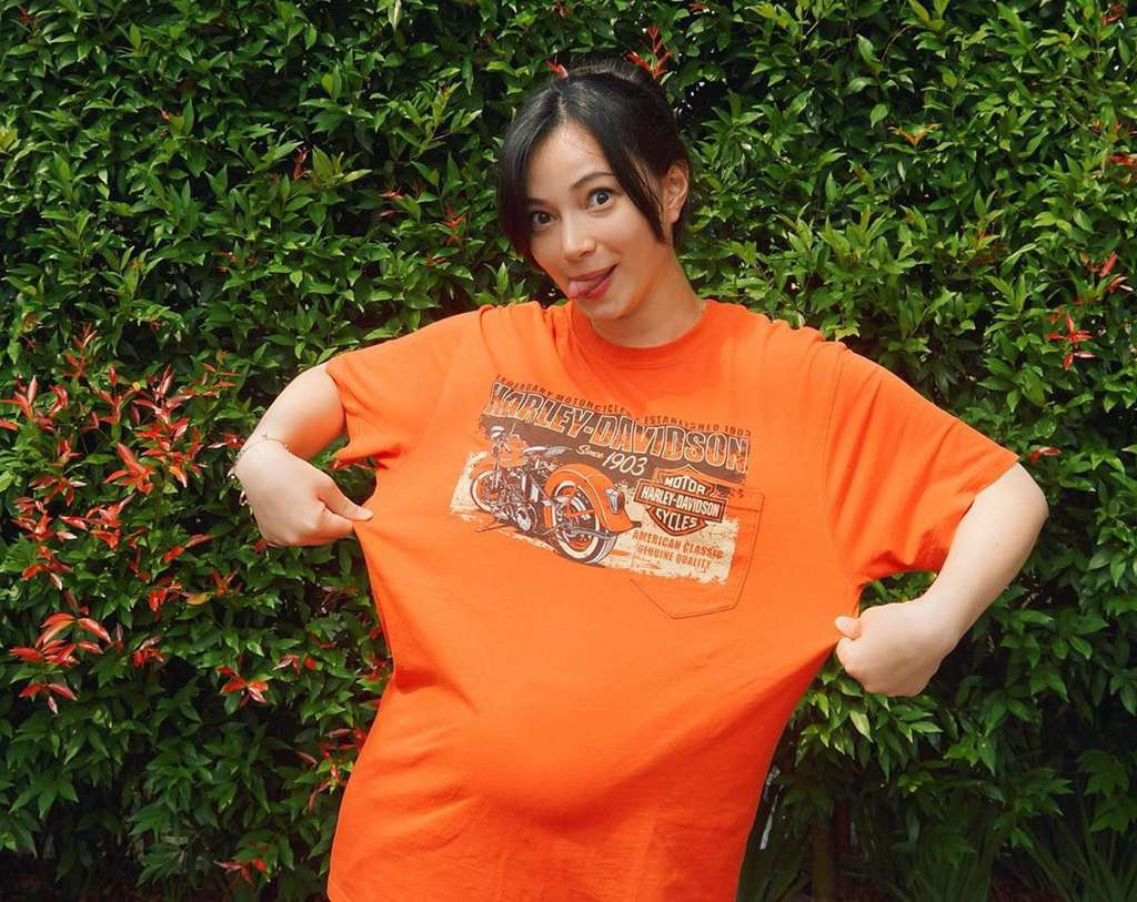 Potret Gaya Asmirandah Nyaman Pakai Baju Suami di Usia 7 Bulan