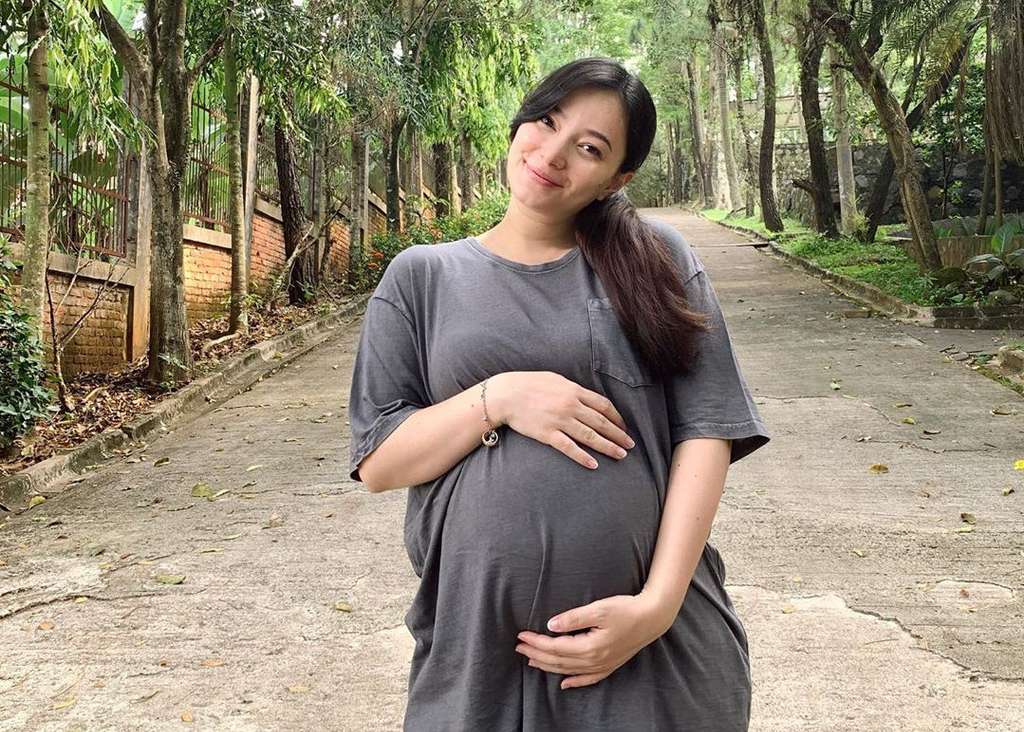 Potret Gaya Asmirandah Nyaman Pakai Baju Suami di Usia 7 Bulan