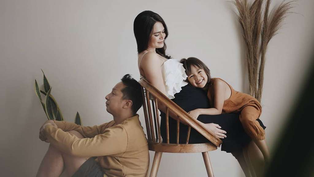5 Potret Maternity Sabai Morscheck, Konsepnya Seru Banget!