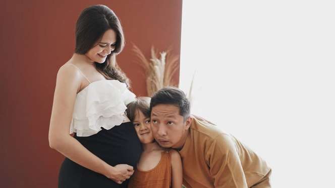 5 Potret Maternity Sabai Morscheck, Konsepnya Seru Banget!