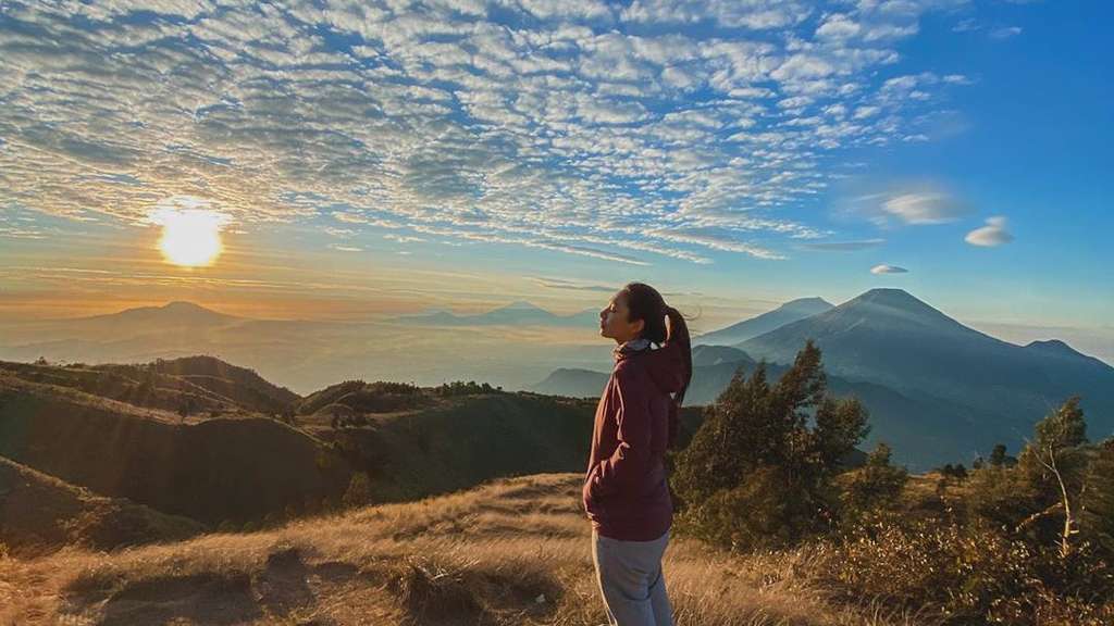 5 Potret Cantiknya Dinda Kirana Saat Mendaki Gunung Prau