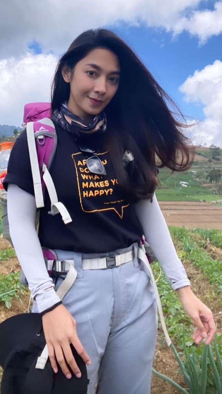 5 Potret Cantiknya Dinda Kirana Saat Mendaki Gunung Prau