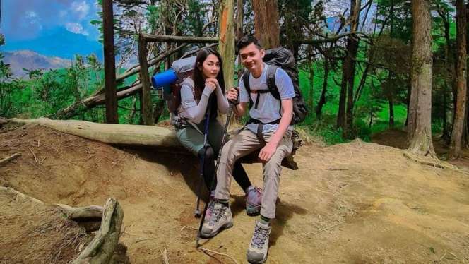 5 Potret Cantiknya Dinda Kirana Saat Mendaki Gunung Prau