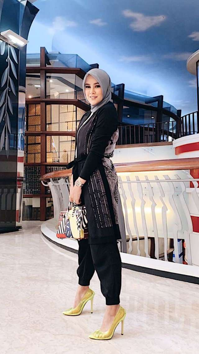 5 Gaya Mewah Olla Ramlan Tenteng Tas Miliaran Rupiah, Sultan!