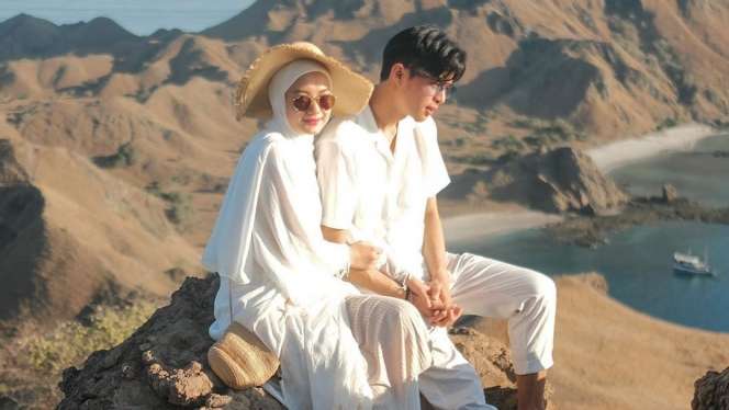 Gaya pemotretan Dinda Hauw & Ray Mbayang di Pantai, Bikin Iri!