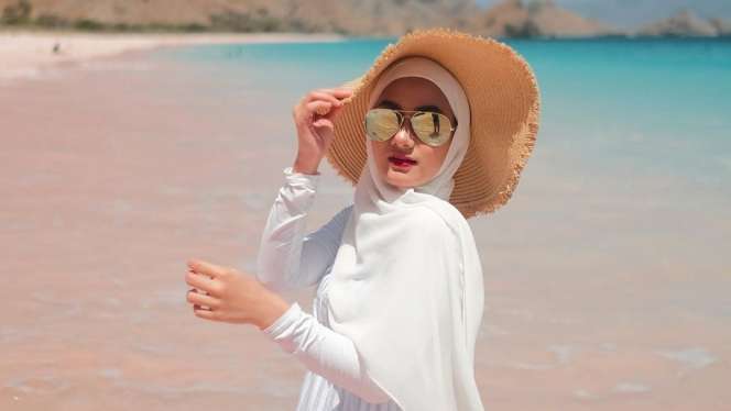 Gaya pemotretan Dinda Hauw & Ray Mbayang di Pantai, Bikin Iri!