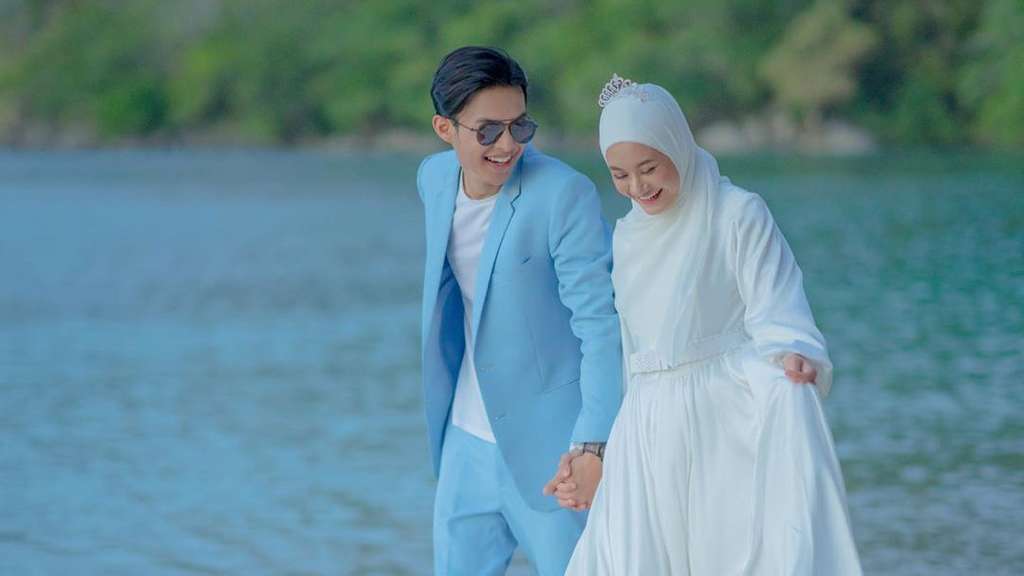 Gaya pemotretan Dinda Hauw & Ray Mbayang di Pantai, Bikin Iri!