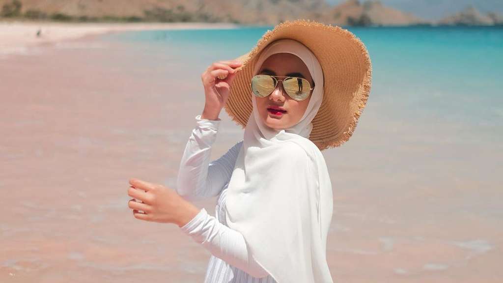 Gaya pemotretan Dinda Hauw & Ray Mbayang di Pantai, Bikin Iri!