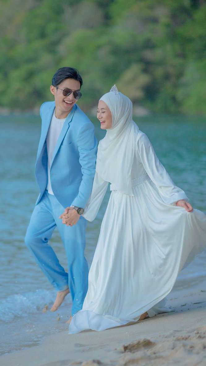 Gaya pemotretan Dinda Hauw & Ray Mbayang di Pantai, Bikin Iri!