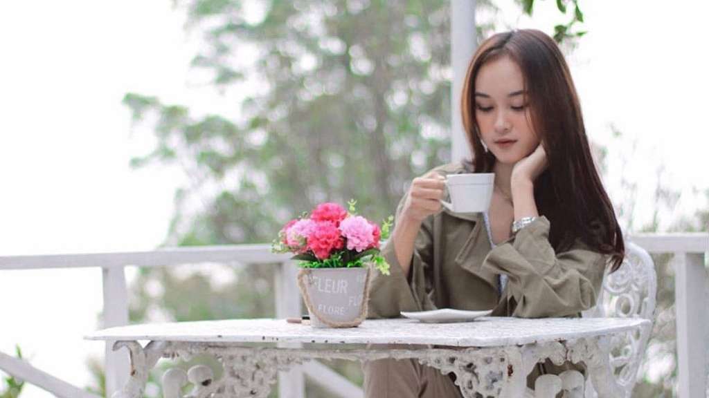 5 Potret Penjaga Warung Cantik Mirip Anya Geraldine, Percaya?
