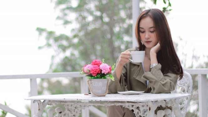 5 Potret Penjaga Warung Cantik Mirip Anya Geraldine, Percaya?