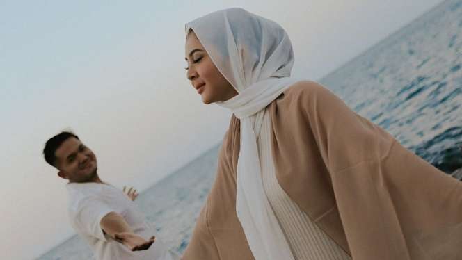 5 Potret Prewedding Kesha Ratuliu di Bali, Penuh Kebahagiaan