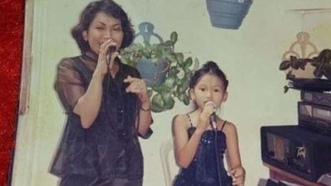 5 Potret Lawas Bukti Kompaknya Ayu Ting Ting dan Umi Kalsum