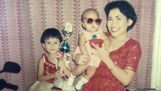 5 Potret Lawas Bukti Kompaknya Ayu Ting Ting dan Umi Kalsum