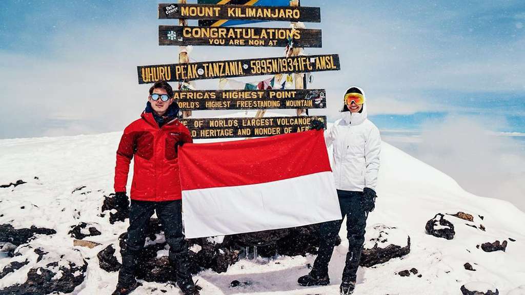 5 Potret Raline Shah Mendaki Puncak Gunung Tertinggi di Afrika