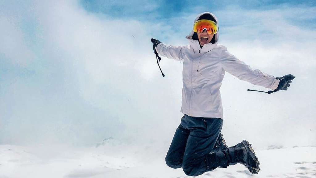 5 Potret Raline Shah Mendaki Puncak Gunung Tertinggi di Afrika