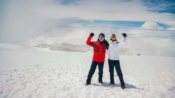 5 Potret Raline Shah Mendaki Puncak Gunung Tertinggi di Afrika