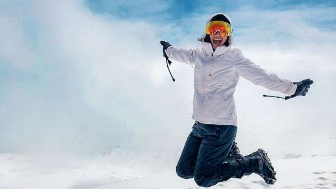 5 Potret Raline Shah Mendaki Puncak Gunung Tertinggi di Afrika