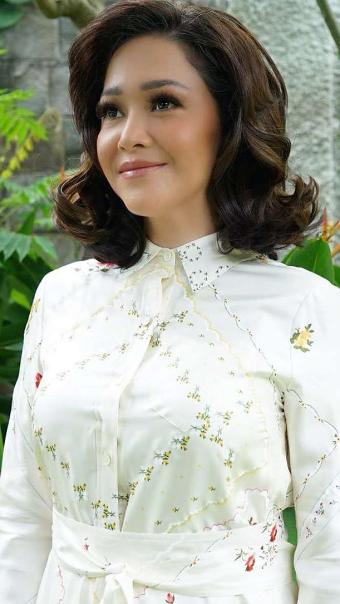 Lebih Fresh, 5 Potret Maia Estianty dengan Gaya Rambut Pendek 