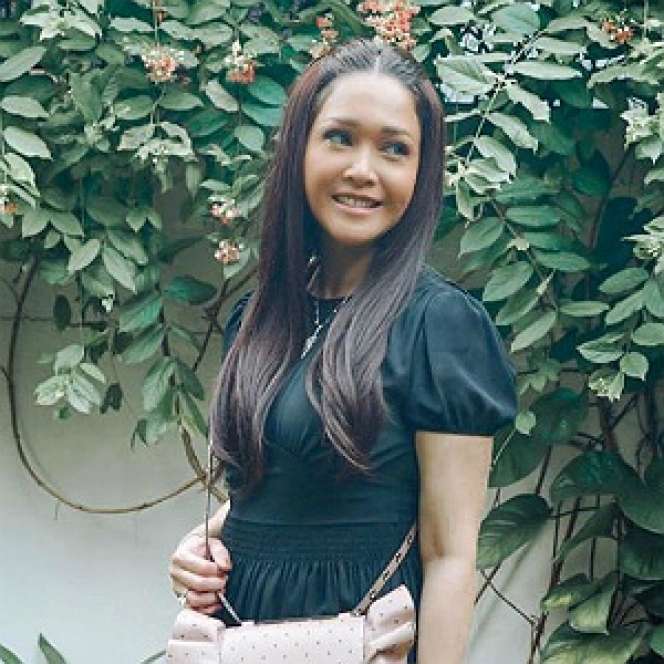 5 Pesona Maia Estianty dengan Makeup Flawless, bak Mahasiswi