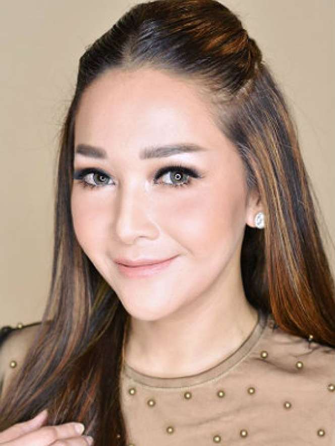 5 Pesona Maia Estianty dengan Makeup Flawless, bak Mahasiswi
