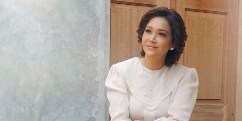 5 Pesona Maia Estianty dengan Makeup Flawless, bak Mahasiswi